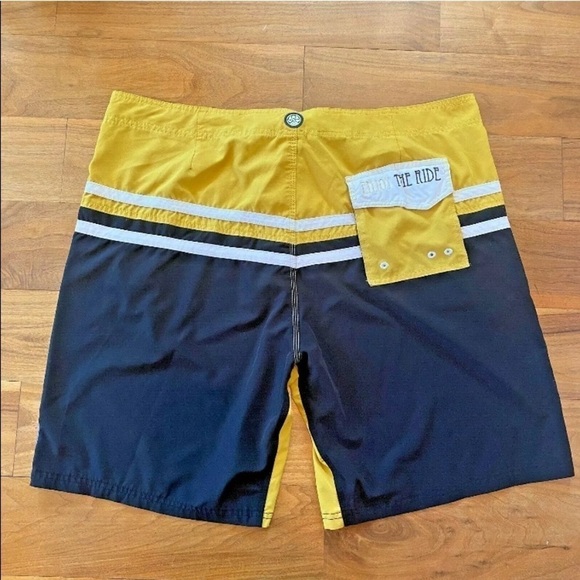 HIC Hawaiian Island Sz 42 Stretch Board Shorts - Picture 2 of 8